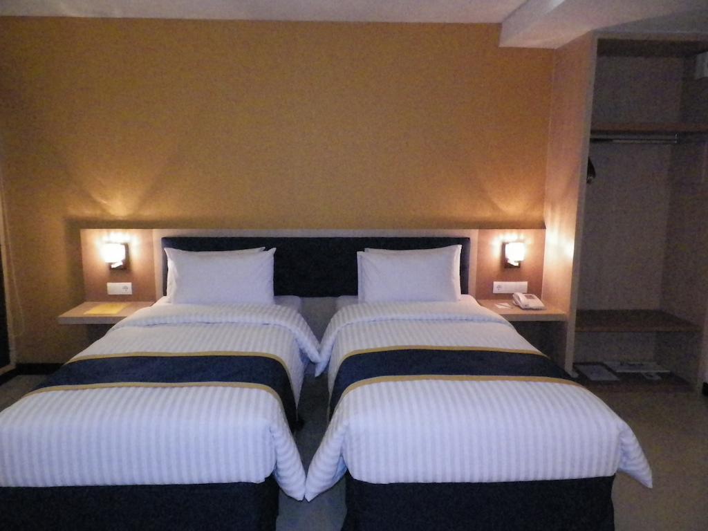D'Best Hotel Pasar Baru Bandung Szoba fotó